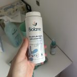 Zmäkčujúci prášok do kúpeľa