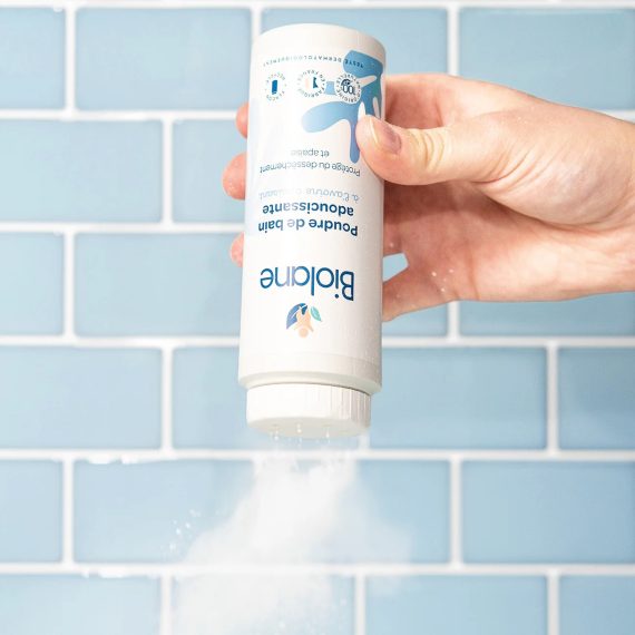 Zmäkčujúci prášok do kúpeľa